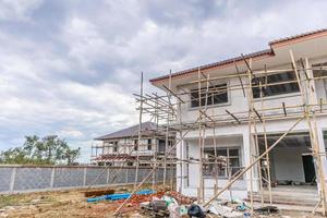 Bau neues Wohnhaus im Gange auf der Baustelle foto