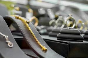 Schmuck-Diamant-Shop mit Armbandringen und Halsketten im Luxus-Einzelhandelsgeschäft foto