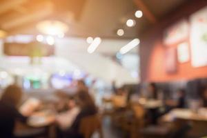 leute im restaurantcaféinnenraum mit bokeh-licht verwischten kundenzusammenfassungshintergrund foto