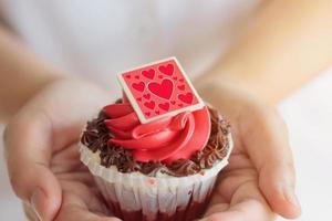 Valentinstag Cupcake in der Hand halten foto