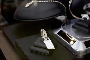 diamantringe in der schmuck-luxus-schaufensteranzeige foto
