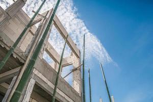 Bau neues Wohnhaus im Gange auf der Baustelle foto