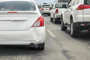 Die Rückseite des Autos hat die hintere Stoßstange, die nach einem Unfall auf der Straße beschädigt wurde, verbeult foto