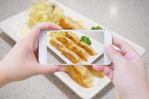 Fotografieren von Gyoza-Knödel mit Smartphone foto