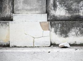 rissige betonsäulenfragmente fallen in der nähe, oberfläche als hintergrund. foto