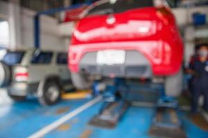 Auto auf der Hebebühne im Autowerkstatt-Servicezentrum unscharfer Hintergrund foto