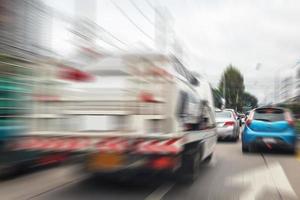 kaputtes auto auf abschleppwagen nach verkehrsunfall, im straßenverkehr foto