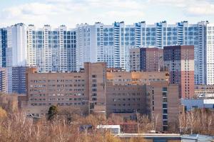 große Wohnhochhäuser in der Stadt Moskau foto