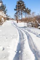 Skipiste am Rande des russischen Dorfes im Winter foto