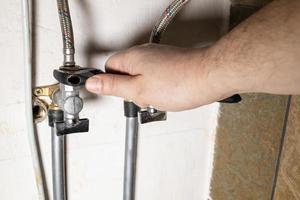 Hand installiert Wasserabsperrhahn mit verstellbarem Schraubenschlüssel foto