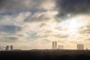 Rauchnebel über Stadtpark und Hochhäusern foto