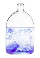 violettes aquarell löst sich in wasser in der flasche auf foto