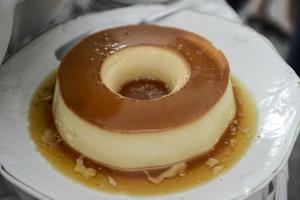 brasilianischer Flan aus Milch und Kondensmilch, garniert mit Karamellsauce foto