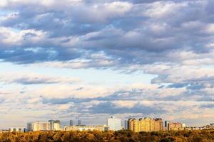 blauer Himmel mit tiefen dunkelblauen Wolken über der Stadt foto