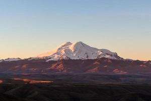 Mount Elbrus von Bermamyt während des Sonnenaufgangs foto