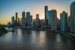 brisbane skyline, hauptstadt von queensland in australien in der abenddämmerung foto