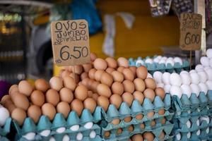 Eier auf einem freien Markt foto