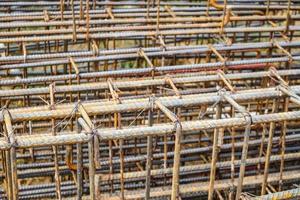 Stahlbewehrung für Stahlbeton auf der Baustelle foto