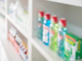 Nahaufnahme von Medikamentenflaschen in Medikamentenregalen in der Apotheke