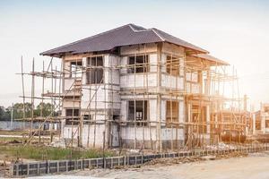 Bau neues Wohnhaus im Gange auf der Baustelle foto