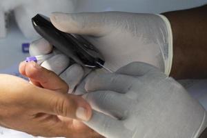 Arzt macht Fingerspitzentest foto