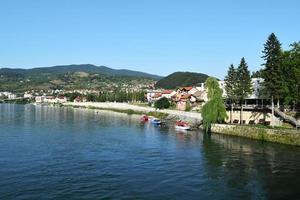 blick auf die stadt visegrad in bosnien und herzegowina und den fluss drina foto