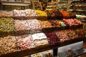 Verkauf von Gewürzen und Süßigkeiten in Istanbul, Türkei auf dem ägyptischen Markt foto