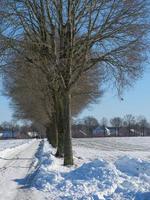 Winterzeit in einem deutschen Dorf foto