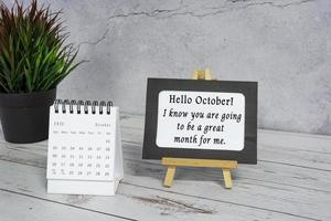 motivierende zitate auf papierrahmen mit kalender oktober 2022. foto