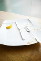 leerer Teller nach dem Essen auf dem Tisch foto