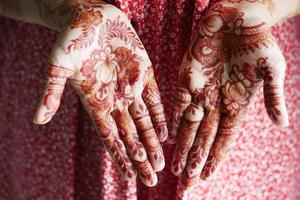 Frauen, die Henna auf der Hand anwenden foto