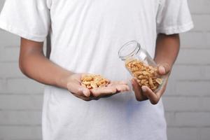 junge Männer, die verarbeitete Erdnüsse essen foto