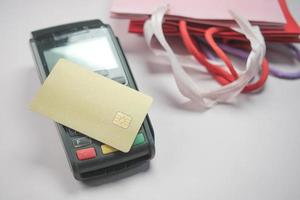kontaktloses Zahlungskonzept mit jungem Mann, der mit Kreditkarte zahlt foto