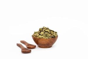 ayurvedisches neem oder azadirachta indica oder ayurveda trockene grüne blätter lokalisiert auf weißem hintergrund foto