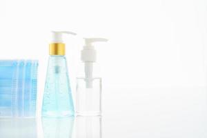 Alkohol-Gel-Flaschen-Desinfektionsmittel für Hände und medizinische Gesichtsmasken foto