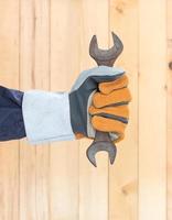 Hand im Handschuh mit Hammer foto