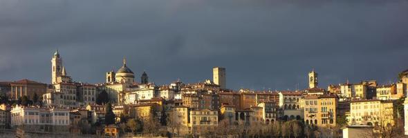 Panoramablick auf Bergamo hoch über den Mauern foto
