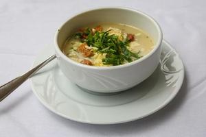 Getreidesuppe auf weißem Hintergrund foto