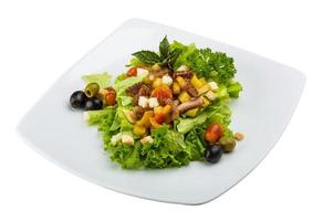 Krakensalat auf dem Teller und weißem Hintergrund foto