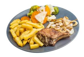 T-Bone-Steak auf dem Teller und weißem Hintergrund foto