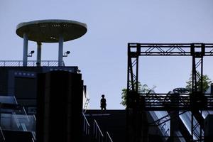 ein junge in der silhouette wartet oben auf einer treppe am ende der kyoto station foto