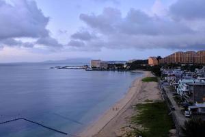 Blick auf den Tiger Beach in Okinawa aus einem hohen Winkel an einem späten Nachmittag foto