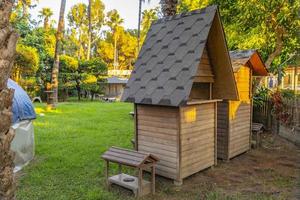 Katzenhaus aus Holz im Garten foto