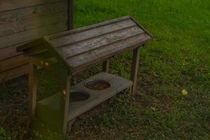 Katzenhaus aus Holz im Garten foto