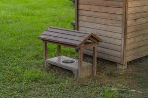 Katzenhaus aus Holz im Garten foto