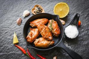 gebackene Hähnchenflügel mit Sauce und Kräutern und Gewürzen Kochen thailändisch asiatisches Essen Rosmarin Hähnchen gegrillt foto