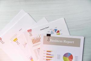 Berichtspapierdokument präsentieren Finanz- und Geschäftsberichtsdiagramm auf Bürotischhintergrund foto