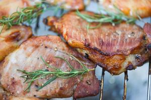 gegrilltes Schweinefleisch mit Sauce und Kräutern und Gewürzen kochen thailändisch asiatisches Essen Rosmarin Schweinefleisch auf Schneidebrett foto