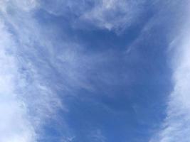 schöne weiße Wolke auf Naturhintergrund des blauen Himmels foto