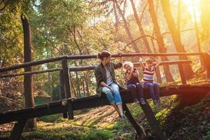 Mutter mit Kindern am sonnigen Herbsttag in der Natur. foto